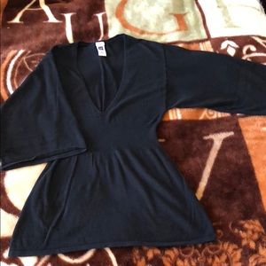 Fabulous GAP XS Women’s Black V neck top